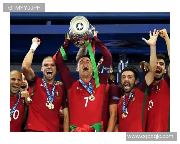 当足球球星放下荣誉奖杯陪爱犬草地上嬉戏追逐球影